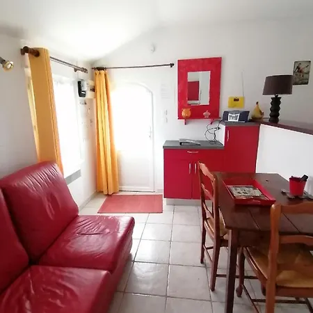 Les Hirondelles Bleues Bed & Breakfast