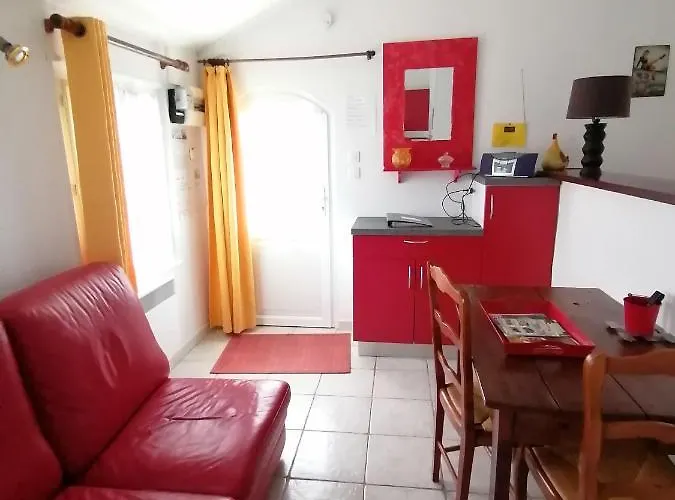 Les Hirondelles Bleues Bed & Breakfast